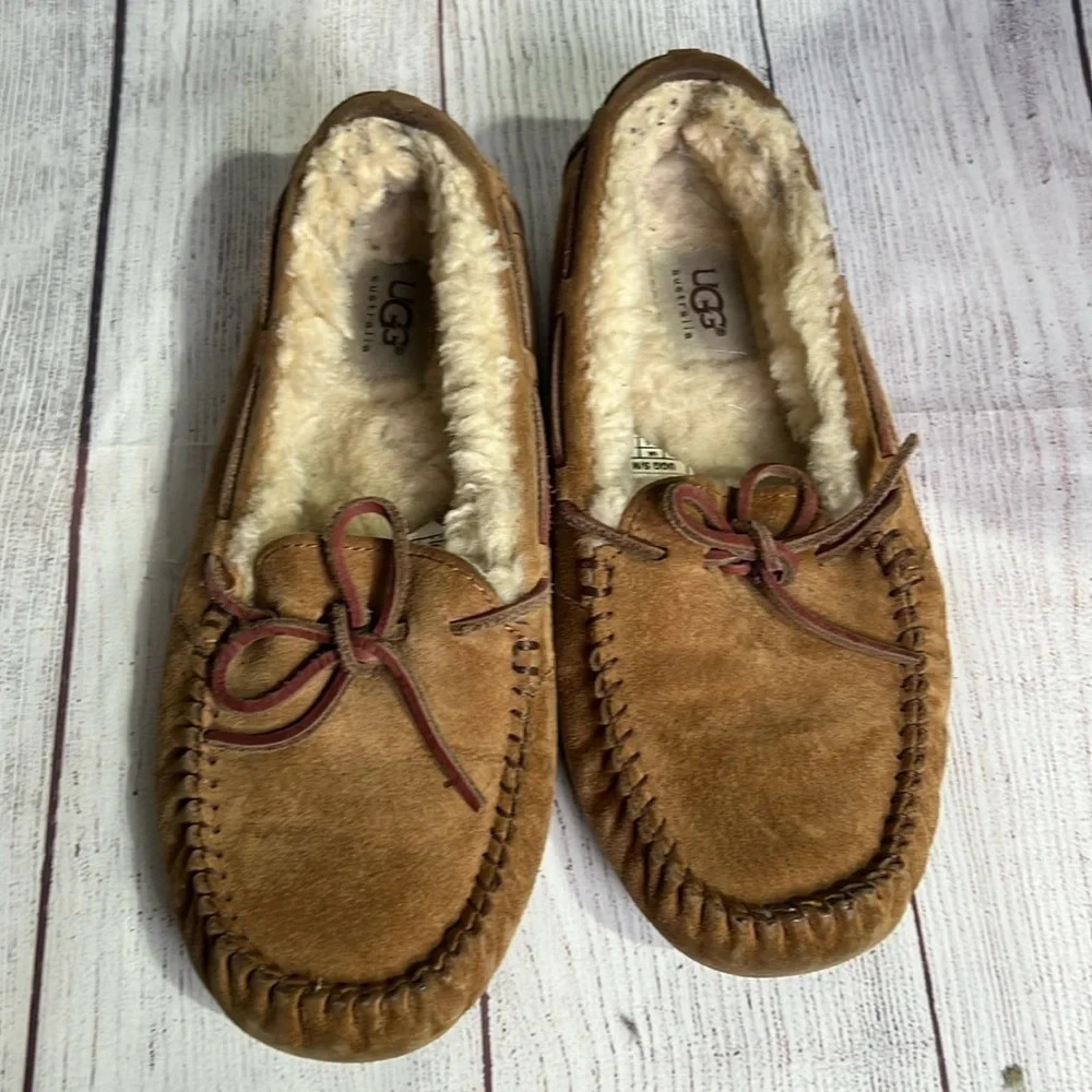 Women UGG moccasin tan size 8